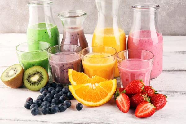 Sortiment Von Frucht Smoothies Glasflaschen Frische Bio Smoothie Zutaten Smoothies — Stockfoto