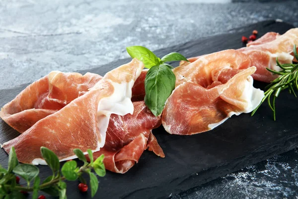 Italiaanse Prosciutto Crudo Jamon Met Rozemarijn Rauwe Ham Voorgerecht — Stockfoto