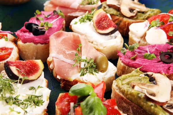 Różne Bruschetta Różnymi Dodatkami Apetyczna Bruschetta Lub Crudo Crostini Różnorodność — Zdjęcie stockowe