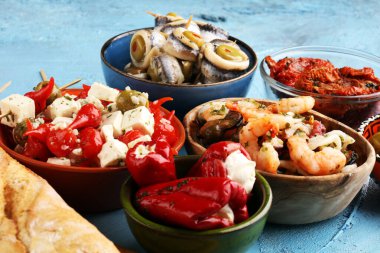 Yumuşak peynirli fetayla doldurulmuş vişne biberli antipasti aperatifi, yağlı zeytin. Zeytinli deniz ürünleri ve ançüezler ve kurutulmuş domatesler. İtalyan AkdeniziName