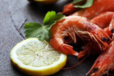 Çiğ taze karides Langostino Austral. Limonlu ve baharatlı karides.