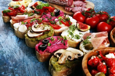 Çeşitli malzemelerle çeşitli bruschetta. İştah açıcı bruschetta ya da kabuklu crostini. Çeşitli küçük sandviçler. Bruschetta 'yı karıştır