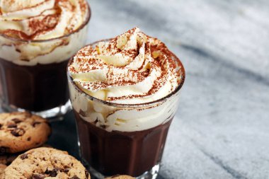 Kakaolu sıcak çikolata ve kremalı çikolatalı kurabiye.