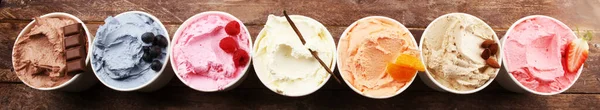 Verschiedene Eissorten Mit Frischen Blaubeeren Erdbeeren Himbeeren Schokolade Vanille Auf — Stockfoto