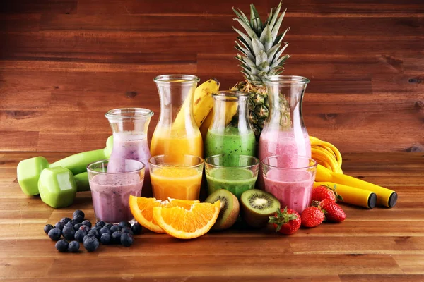 Smoothie Variáció Egészséges Életmód Koncepció Sport Fitness Felszerelés Több Üveg — Stock Fotó