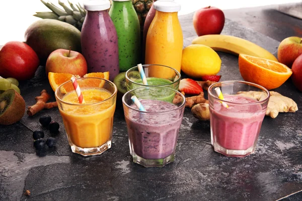 ガラス瓶の中のフルーツスムージーの盛り合わせ 新鮮な有機スムージー成分 健康やデトックス食の概念のためのスムージー — ストック写真