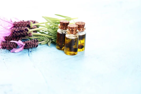 Lavendelkräuteröl Und Lavendelblüten Flasche Lavendelöl Für Die Aromatherapie — Stockfoto