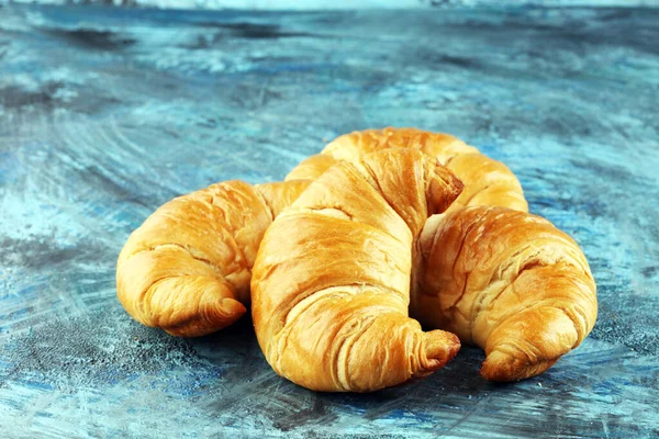 Свежеиспеченные Круассаны Деревенской Доске Концепция Хлебобулочных Завтраков — стоковое фото