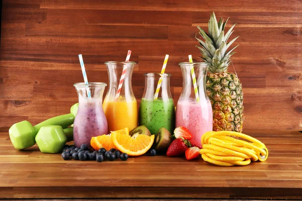 平滑的变化 健康的生活方式概念 运动健身设备 几瓶带有水果和浆果果汁的软糖和奶昔 跳跃绳 — 图库照片