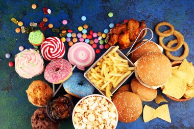 Sağlıksız ürünler. Yemek vücut, deri, kalp ve dişler için kötüdür. Patates kızartması ve kola ile karbonhidrat karışımı.