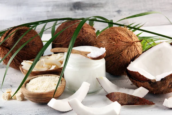 Kokosprodukter Med Färsk Kokos Kokosflingor Kokosnötsspaolja Mogna Kokosfrukter — Stockfoto