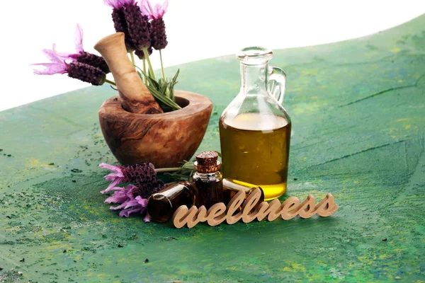 Lavendelkräuteröl Und Lavendelblüten Flasche Lavendel Massageöl Für Aromatherapie Und Wellness — Stockfoto