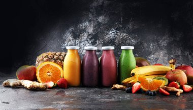 Cam şişelerde meyve suyu çeşitleri. Taze organik meyve püresi malzemeleri. Sağlıklı ya da detoks diyet gıda konsepti için içecekler.