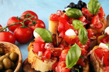 Köy arka planında domateslerle tahta kesme üzerine