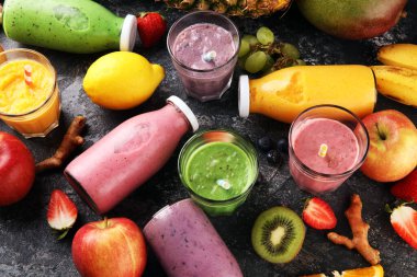 Cam şişelerde meyve suyu çeşitleri. Taze organik meyve püresi malzemeleri. Sağlıklı ya da detoks diyet gıda konsepti için içecekler.