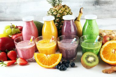 Cam şişelerde meyve suyu çeşitleri. Taze organik meyve püresi malzemeleri. Sağlıklı ya da detoks diyet gıda konsepti için içecekler.