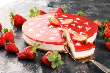 Gri masada böğürtlenli lezzetli çilekli kek.