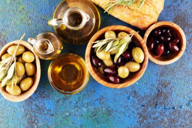 Bir kasede zeytinyağı ve zeytin yağı..