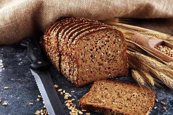 Sliced Rye Bread Cutting Board Whole Grain Rye Bread Seeds — Stock Photo, Image