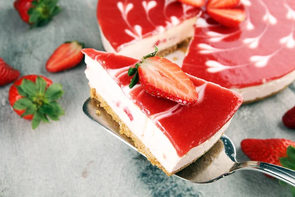 Πεντανόστιμο Cheesecake Φράουλα Μούρα Πέτρινο Τραπέζι — Φωτογραφία Αρχείου