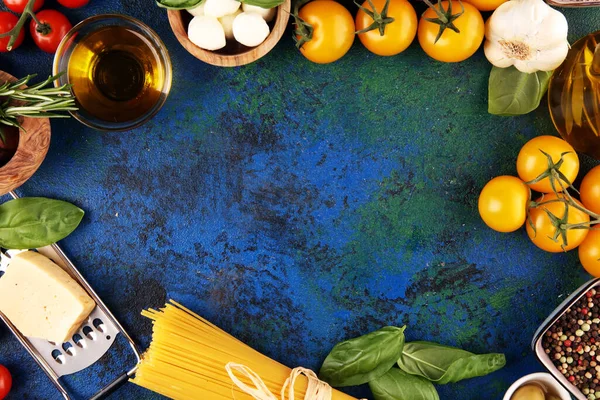 Fondo Gastronomico Italiano Con Erbe Aromatiche Spezie Pomodori Grappolo Basilico — Foto Stock
