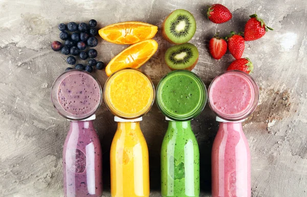 スムージーのバリエーション 健康的なライフスタイルのコンセプト フルーツジュースとベリージュースのスムージーとミルクセーキ — ストック写真