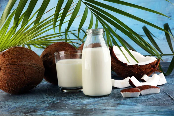 Kokosmjölk Och Färska Nötter Och Palmblad Bakgrunden Mogna Kokosfrukter — Stockfoto