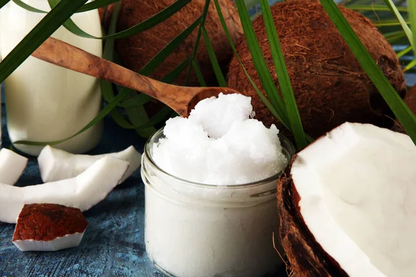 Kokosolja Med Färsk Nöt Och Palmblad Bakgrunden Mogna Kokosfrukter — Stockfoto