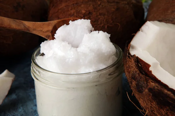 Kokosolie Met Verse Noten Palmbladeren Achtergrond Rijp Kokosnoot Vruchten — Stockfoto