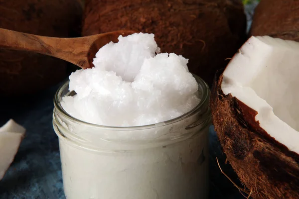 Aceite Coco Con Nueces Frescas Hojas Palma Fondo Frutos Coco — Foto de Stock