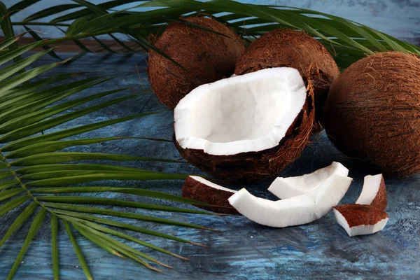 Frische Rohe Kokosnuss Mit Palmblättern Hintergrund Reife Kokosnussfrüchte — Stockfoto