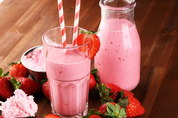 Glas Färsk Jordgubbsshake Smoothie Eller Milkshake Och Färska Jordgubbar Bordet — Stockfoto