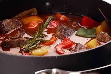 Sebzeli et güveci. Masada patates, havuç ve otlu biftek güveci.. 