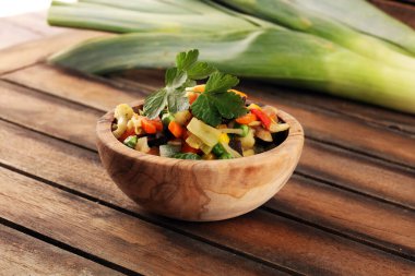 Çin tavasındaki kızarmış sebzeleri havuçla karıştır.