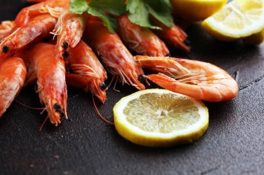 Çiğ taze karides Langostino Austral. Limonlu ve baharatlı karides.