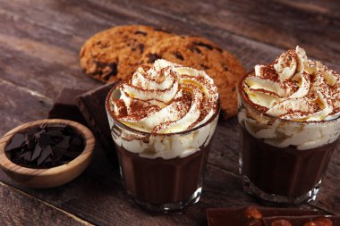 Kakaolu sıcak çikolata ve kremalı çikolatalı kurabiye.