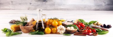 İtalyan yemek arkaplanı, baharat, domates, fesleğen, spagetti, zeytin, parmesan, zeytinyağı, sarımsak, biber ve biberiye.