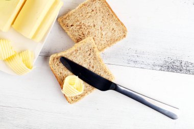 Taze tereyağlı kızarmış ekmek. margarin ya da yayılmış, yağlı doğal süt ürünleri dilimlenmiş ekmeğin üzerinde