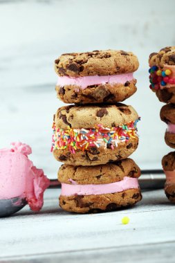Dondurmalı sandviç. Çikolatalı Kurabiyeli Dondurmalı Sandviç.