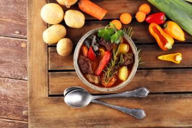 Sebzeli et güveci. Masada patates, havuç ve otlu biftek güveci.. 