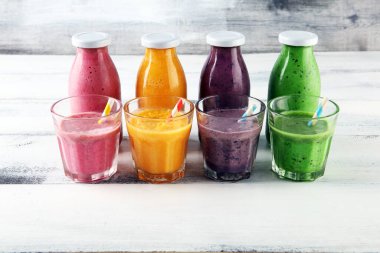 Cam şişelerde meyve suyu çeşitleri. Taze organik meyve püresi malzemeleri. Sağlıklı ya da detoks diyet gıda konsepti için içecekler.