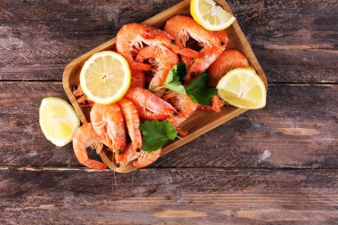 Çiğ taze karides Langostino Austral. Limonlu ve baharatlı karides.