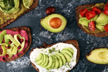 Avokado tostu. Avokado ve domates ve pancar gibi malzemelerle sağlıklı çavdarlı sandviç çeşitleri.