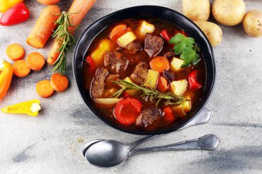 Sebzeli et güveci. Masada patates, havuç ve otlu biftek güveci.. 