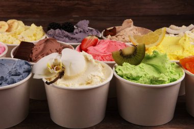 Taze yaban mersini, çilek, kivi, limon ve vanilya aromalı çeşitli dondurma çeşitleri. Yaz ve Tatlı dondurma