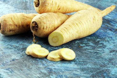 Kırsal arka planda yaban havucu kökü ve dilimler. Taze çiğ organik sebze