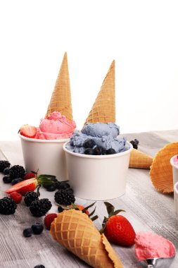 Çeşitli dondurma aromalı yabanmersini, çilek, böğürtlen aromalı kırsal alanda. Yaz ve Tatlı menü konsepti. Çilek ve dondurma.