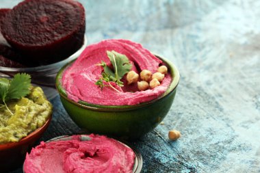 Humus Kasesi. Taze sebzeli kırmızı pancar humusu, masada sağlıklı sebze sosu.