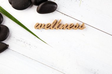 Tahta harfli, yapraklı ve taşlı sağlık işareti. Rahatla terapi spa sağlık konsepti