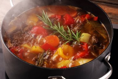 Sebzeli et güveci. Masada patates, havuç ve otlu biftek güveci.. 